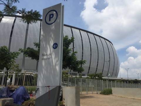 Pintu gerbang masuk umum segmen commercially important person (CIP) di Jakarta International Stadium (JIS). Foto: Agaton Kenshanahan/kumparan