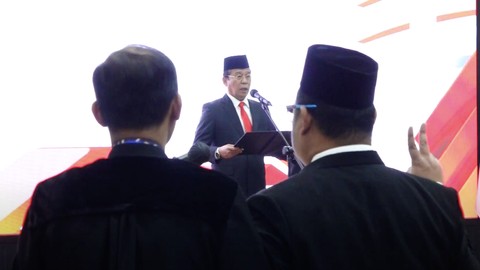 Wakil Ketua KPK Johanis Tanak beri pesan integritas saat pelantikan 66 penyidik dan penyelidik. Foto: KPK