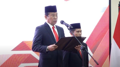 Wakil Ketua KPK Johanis Tanak beri pesan integritas saat pelantikan 66 penyidik dan penyelidik. Foto: KPK