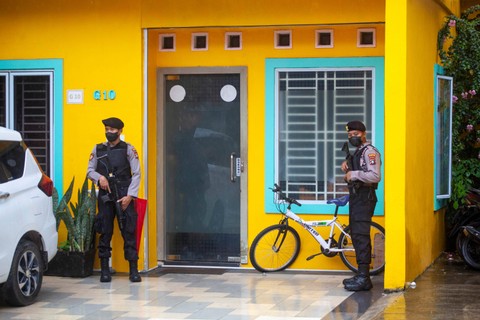 Polisi berjaga saat penggeledahan oleh petugas KPK di Kantor PT Bahari Berkah Madani (BBM) di Batam, Kepulauan Riau, Selasa (11/7/2023). Foto: Teguh Prihatna/Antara Foto