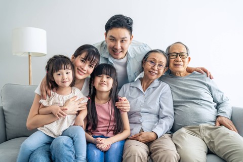 Cara Membagi Prioritas Antara Istri dan Ibu Menurut Psikolog. Foto: Hananeko_Studio/Shutterstock