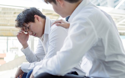 Ilustrasi pria susah move on. Foto: Ann Rodchua/Shutterstock