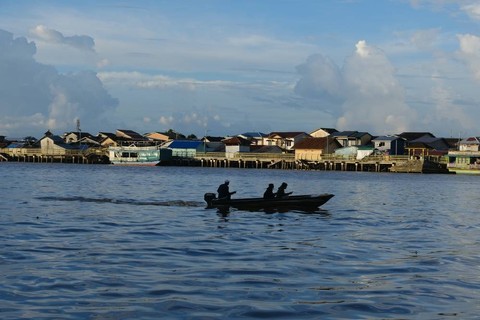 Tiga warga menaiki perahu motor di Sungai Kapuas, Pontianak, Kalimantan Barat, Selasa (11/7/2023). Foto: Jessica Helena Wuysang/ANTARA FOTO