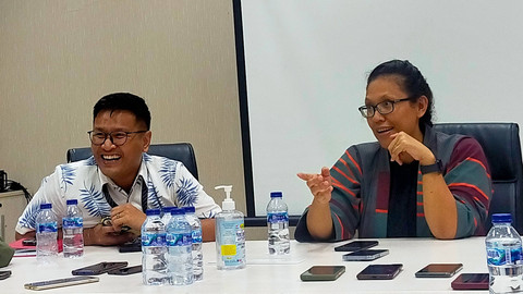 Manager External Relations and Corporate Image Care Kereta Commuter Indonesia Leza Arlan (kiri) dan VP Corporate Secretary KAI Commuter Anne Purba (kanan). Foto: Ghinaa Rahmatika/kumparan