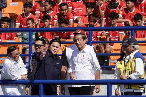 Presiden Joko Widodo didampingi Sekretaris Kabinet Pramono Anung, Gubernur Jawa Barat Ridwan Kamil, Ketum PSSI Erick Thohir dan Menteri PUPR Basuki Hadimuljono saat mengunjungi Stadion Si Jalak Harupat di Kabupaten Bandung, Rabu (12/7/2023).  Foto: Dhemas Reviyanto/ANTARA FOTO