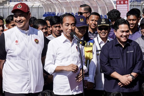 Presiden Joko Widodo (tengah) didampingi Menpora Dito Ariotedjo (kiri) dan Ketum PSSI Erick Thohir (kanan) menyampaikan keterangan pers saat mengunjungi Stadion Si Jalak Harupat di Kabupaten Bandung, Jawa Barat, Rabu (12/7/2023).  Foto: Dhemas Reviyanto/ANTARA FOTO