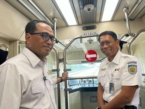 Menteri Perhubungan Budi Karya Sumadi dan Direktur Utama PT Kereta Api Indonesia (Persero) Didiek Hartantyo menjajal uji coba LRT Jabodebek, Rabu (12/7). Foto: Ave Airiza Gunanto/kumparan