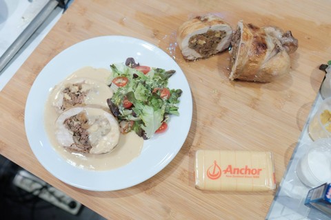 Chicken Ballotine olahan Chef Devina dan Keju Anchor Cheddar. Foto: Dok. Istimewa