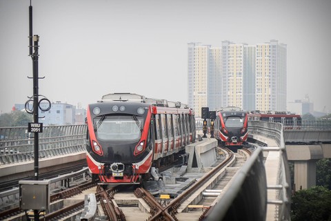 Kereta api ringan atau Lintas Raya Terpadu (LRT) Jabodebek memasuki Stasiun Dukuh Atas, Jakarta, Rabu (12/7/2023). Foto: Jamal Ramadhan/kumparan