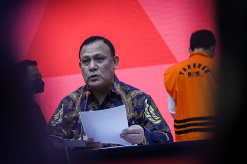 Ketua KPK Firli Bahuri memberikan keterangan pers penahanan Sekretaris MA Hasbi Hasan di Gedung KPK, Jakarta, Rabu (12/7/2023).   Foto: Jamal Ramadhan/kumparan