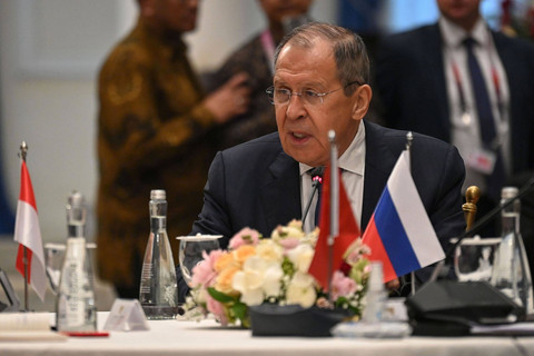 Menlu Rusia Sergey Lavrov mengikuti pertemuan trilateral dengan Menlu Retno Marsudi dan Diplomat Senior China Wang Yi di Gedung Pancasila Kementerian Luar Negeri, Jakarta, Rabu (12/7/2023). Foto: Aditya Pradana Putra/Antara Foto