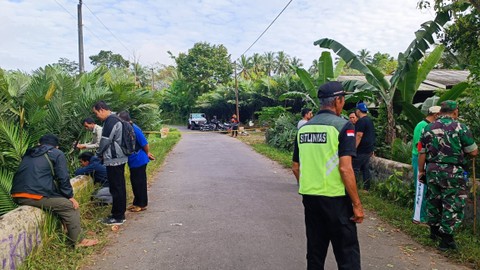 Petugas tengah mencari potongan tubuh mayat yang diduga korban mutilasi di Jembatan Kelor Sungai Bedog, Bangunkerto, Turi, Kabupaten Sleman, Kamis (13/7/2023). Foto: Arfiansyah Panji Purnandaru/kumparan