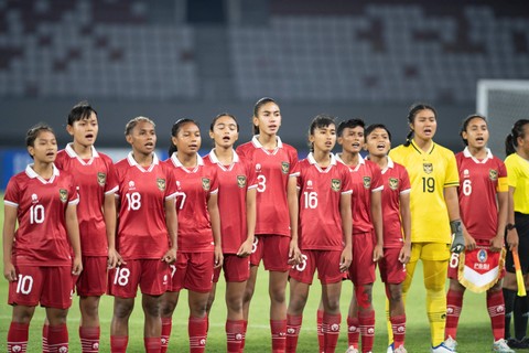 Pemain Timnas Wanita Indonesia U-19 menyanyikan lagu kebangsaan Indonesia Raya sebelum pertandingan Semi Final AFF U-19 Women Championship 2023 melawan Thailand di Stadion Gelora Sriwijaya Jakabaring (GSJ), Jakabaring Sport City (JSC) Palembang. Foto: Nova Wahyudi/Antara Foto