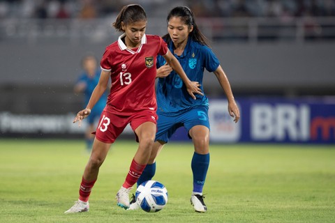 Pesepak bola Timnas Wanita Indonesia U-19 Claudia Alexandra Scheuneumann (kiri) menguasai bola dengan dikawal pesepak bola wanita Thailand Saranya Lamee pada pertandingan Semi Final AFF U-19 Women Championship 2023. Foto: Nova Wahyudi/Antara Foto