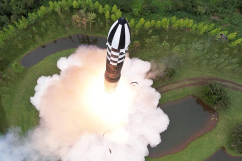 Rudal balistik antarbenua Hwasong-18 diluncurkan dari lokasi yang dirahasiakan di Korea Utara. Foto: KCNA/via REUTERS