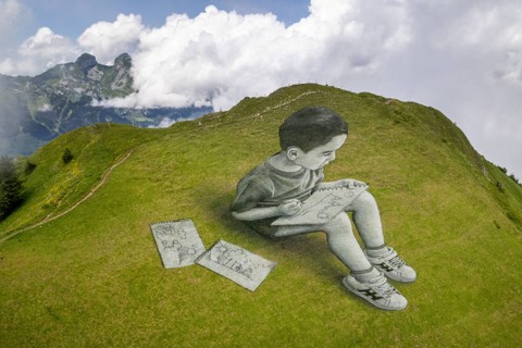 Lukisan seni tanah yang menggambarkan gambar anak-anak oleh seniman Swiss-Prancis SAYPE dipajang di Chamossiare di Villars-sur-Ollon, Swiss, Kamis (13/7/2023). Foto: Denis Balibouse/REUTERS