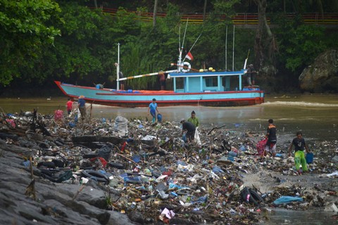 Warga mencari barang bekas di antara sampah yang bertumpuk di Muaro Padang, Sumatera Barat, Jumat (14/7/2023). Foto: Iggoy el Fitra/ANTARA FOTO