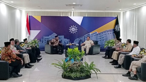 Menhan Prabowo Subianto bertemu dengan Ketum PP Muhammadiyah Haedar Nashir di Kampus 4 Universitas Ahmad Dahlan, di Ring Road Selatan, Bantul, DIY, Jumat (14/7/2023). Foto: Arfiansyah Panji Purnandaru/kumparan