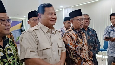Menhan Prabowo Subianto bertemu dengan Ketum PP Muhammadiyah Haedar Nashir di Kampus 4 Universitas Ahmad Dahlan, di Ring Road Selatan, Bantul, DIY, Jumat (14/7/2023). Foto: Arfiansyah Panji Purnandaru/kumparan