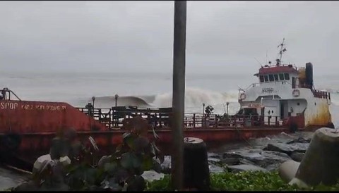 Kapal SJ 01 pengangkut BBM ke Kepulauan Mentawai terdampar di Pantai Padang. Foto: Pertamina