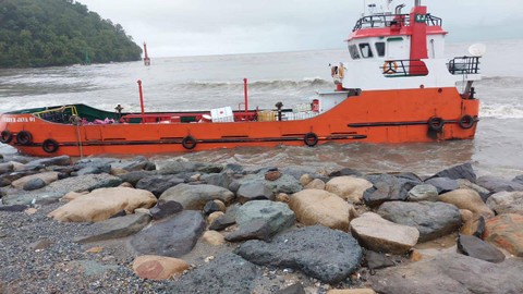 Kapal SJ 01 pengangkut BBM ke Kepulauan Mentawai terdampar di Pantai Padang. Foto: Pertamina