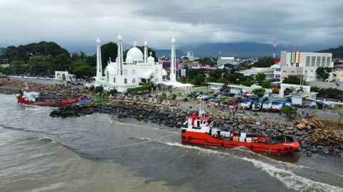 Kapal SJ 01 pengangkut BBM ke Kepulauan Mentawai terdampar di Pantai Padang. Foto: Pertamina