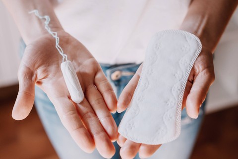 Ilustrasi produk menstruasi, pembalut dan tampon. Foto: Shutterstock