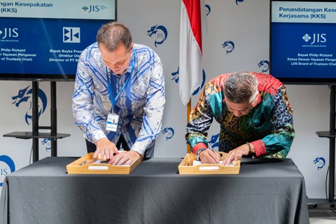 Ketua Dewan Pembina Jakarta Intercultural School (JIS) Phil Rickard dan Direktur Bina Karya Boyke Prasetyanto menandatangani MoU soal pendidikan berstandar dan berkualitas di IKN Nusantara di Kampus JIS, Cilandak, Jakarta Selatan, pada 11 Juli 2023. Foto: JIS