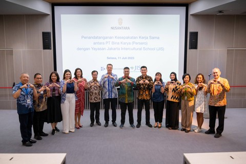 Ketua Dewan Pembina Jakarta Intercultural School (JIS) Phil Rickard dan Direktur Bina Karya Boyke Prasetyanto menandatangani MoU soal pendidikan berstandar dan berkualitas di IKN Nusantara di Kampus JIS, Cilandak, Jakarta Selatan, pada 11 Juli 2023. Foto: JIS