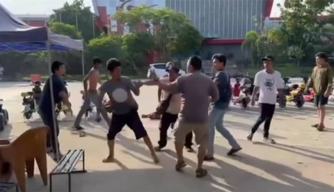 Sejumlah pria terlibat pertikaian di komplek Jakabaring Sport City Palembang, vidoenya viral di media sosial. (Instagram palembang_bedesau.id)