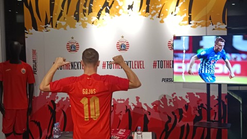 Pemain asing baru Persija, Maciej Gajos (kanan), di Persija Store, Plaza Festival, Jakarta, Jumat (14/7). Foto: Jodi Hermawan/kumparan