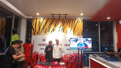 Presiden Persija, Mohamad Prapanca (kiri), bersama pemain asing baru Persija, Maciej Gajos (kanan), di Persija Store, Plaza Festival, Jakarta, Jumat (14/7). Foto: Jodi Hermawan/kumparan