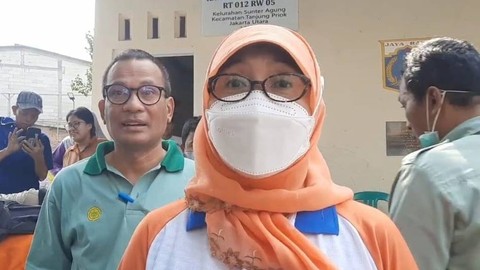 Kepala Dinas KPKP DKI Jakarta Suharini Eliawati di Kampung Sunter Muara, RW 05, Sunter Agung, Tanjung Priok, Jakarta Utara pada Jumat (14/7/2023).  Foto: Thomas Bosco/kumparan