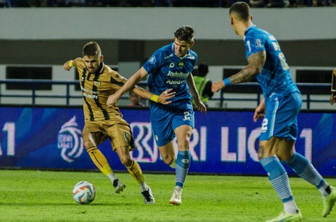 Pesepak bola Persib Bandung Nick Kuipers (tengah) menghadang laju pesepak bola Dewa United Majed Osman (kiri) dalam pertandingan lanjutan BRI Liga 1 di Stadion Gelora Bandung Lautan Api, Bandung, Jawa Barat, Jumat (14/7/2023). Foto: Novrian Arbi/ANTARA FOTO
