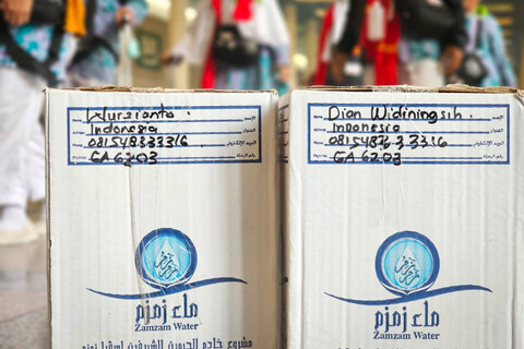 Sejumlah air Zamzam tambahan buat jemaah haji mulai dikirim ke RI. Foto: Ahmad Romadoni/kumparan