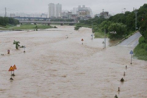 Pemandangan banjir sungai akibat hujan lebat di Cheongju, Korea Selatan, Jumat (14/7/2023). Foto: Yonhap/via REUTERS 