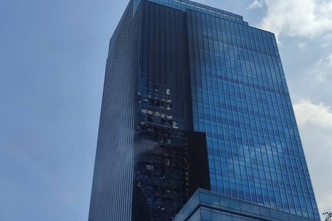 Kondisi gedung K-Link Gatot Subroto, Jakarta, usai terbakar, pada Sabtu (15/7/2023). Foto: Jamal Ramadhan/kumparan