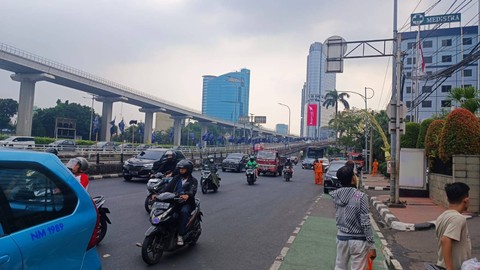 Kondisi lalu lintas di jalan depan Gedung K-Link yakni Jalan Gatot Subroto arah Pancoran kembali lancar, Sabtu (15/7/2023). Foto: Thomas Bosco/kumparan