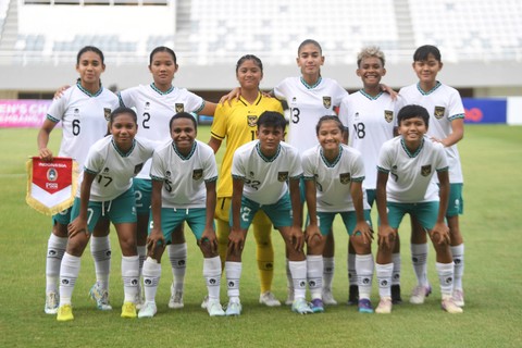 Pesepak bola Timnas Wanita Indonesia U-19 berfoto bersama sebelum berlaga melawan Timnas Myanmar pada pertandingan perebutan juara ketiga AFF U-19 Women Championship 2023 di Stadion Gelora Sriwijaya Jakabaring (GSJ), Jakabaring Sport City (JSC). Foto: Nova Wahyudi/Antara Foto