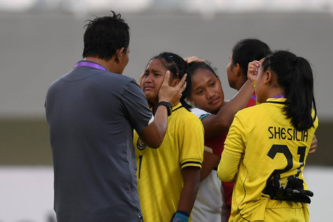 Pelatih kiper Timnas Wanita Indonesia U-19 Kurnia Sandy (kiri) berupaya menenangkan penjaga gawang Gadhiza Asnanza setelah kalah dari Timnas Myanmar pada pertandingan perebutan juara ketiga AFF U-19 Women Championship 2023. Foto: Nova Wahyudi/Antara Foto