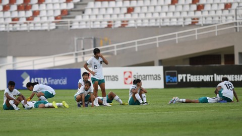 Pesepak bola Timnas Wanita Indonesia U-19 menangis setelah kalah dari Timnas Myanmar pada pertandingan perebutan juara ketiga AFF U-19 Women Championship 2023 di Stadion Gelora Sriwijaya Jakabaring (GSJ), Jakabaring Sport City (JSC) Palembang. Foto: Nova Wahyudi/Antara Foto