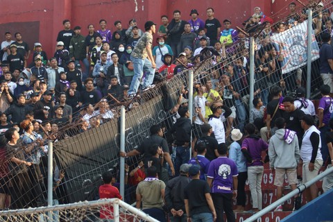 Sejumlah suporter terlibat kericuhan saat pertandingan Liga 1 Persik Kediri melawan Arema FC di Stadion Brawijaya, Kota Kediri, Jawa Timur, Sabtu (15/7/2023). Foto: Prasetia Fauzani/Antara Foto