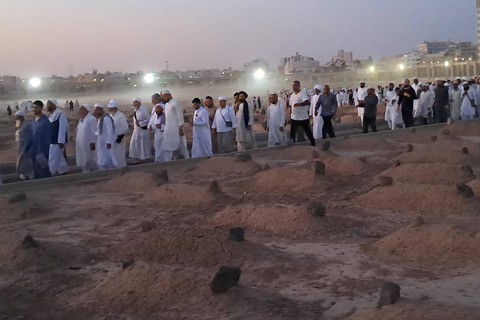 Peziarah mengunjungi makam Baqi di Madinah, Arab Saudi, Sabtu (15/7/2023). Foto: Wahyu Putro A/Antara Foto