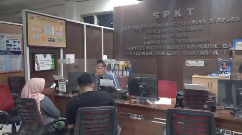 MU saat melaporkan suaminya di SPKT Polrestabes Palembang, Foto : Istimewa
