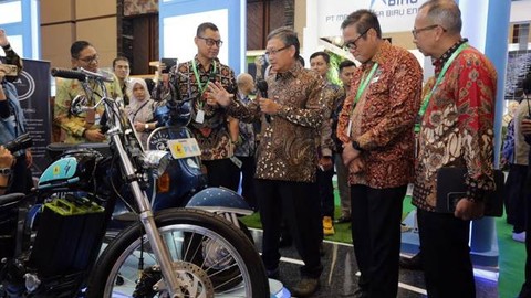  Energi dan Sumber Daya Mineral (ESDM) Arifin Tasrif melihat motor klasik yang dikonversi menjadi kendaraan listrik. (foto: istimewa)