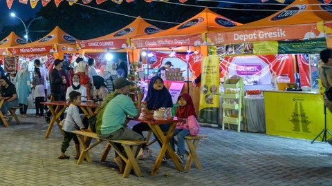 Pengunjung menyantap makanan dalam festival kuliner di Cipadung, Bandung, Jawa Barat, Sabtu (15/7/2023).    Foto: Raisan Al Farisi/ANTARA FOTO