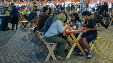 Pengunjung menyantap makanan dalam festival kuliner di Cipadung, Bandung, Jawa Barat, Sabtu (15/7/2023).
Foto: Raisan Al Farisi/ANTARA FOTO