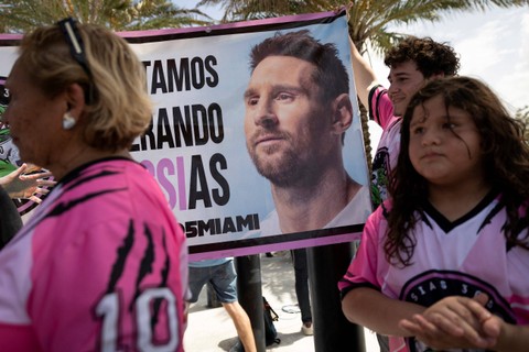 Suporter Inter Miami berkumpul di luar Stadion DRV Pnk, di Fort Lauderdale, Florida, AS, sambil membawa poster Lionel Messi pada 11 Juli 2023. Foto: REUTERS/Marco Bello
