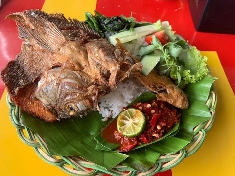 Sego Tempong yang disajikan G Suites Hotel Surabaya. Foto: Masruroh/Basra