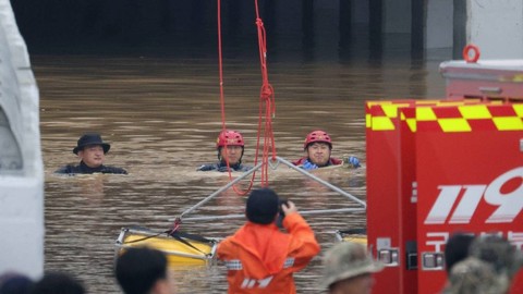 Pencarian korban banjir dan longsor di Korea Selatan. Foto: Kim Hong-Ji/REUTERS